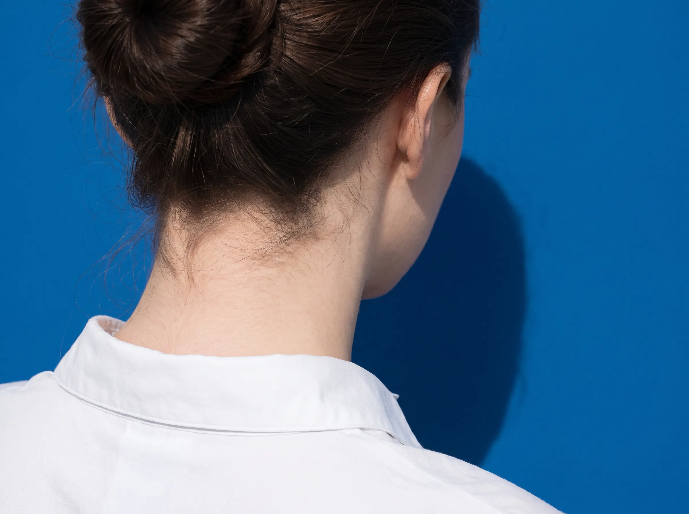 Nacken und Haaransatz im Detail, glatte haarfreie Haut · KI-generiert