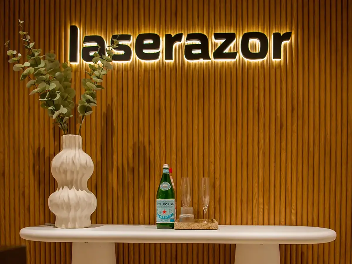 Empfang im Laserazor-Studio mit goldenem Schriftzug