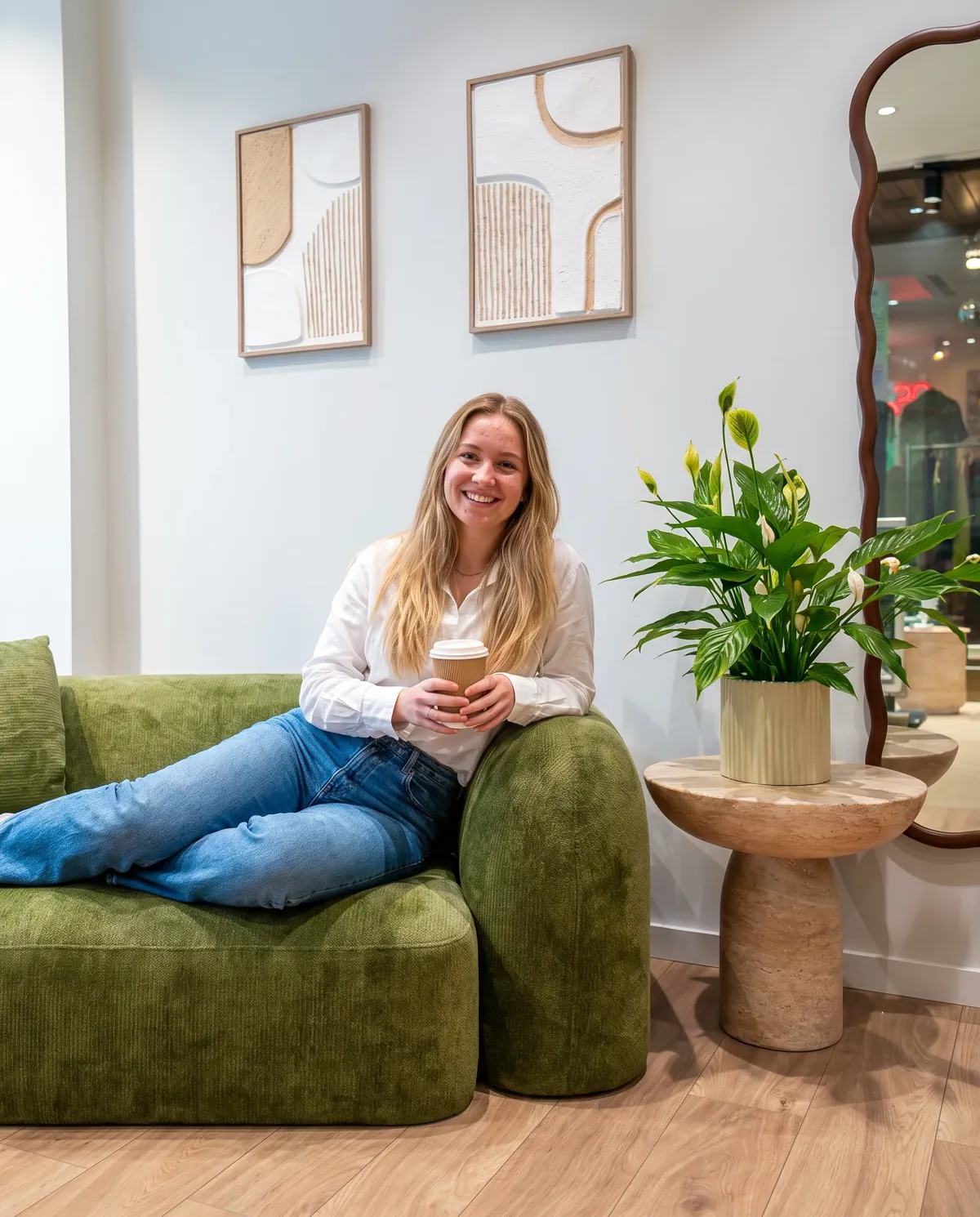 Kundin in der Lounge