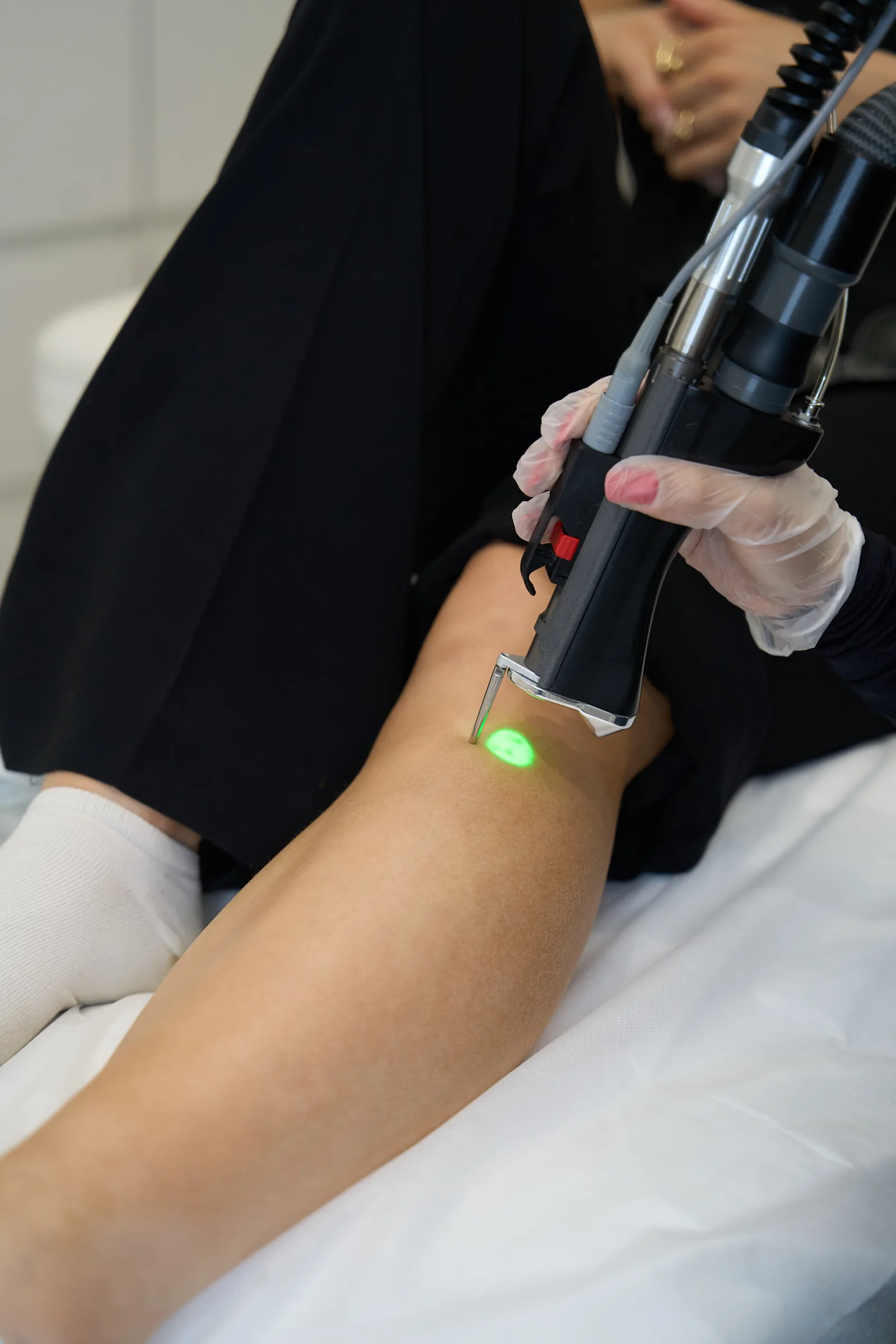 Laser-Behandlung mit grünem Pilotlicht im Laserazor-Studio