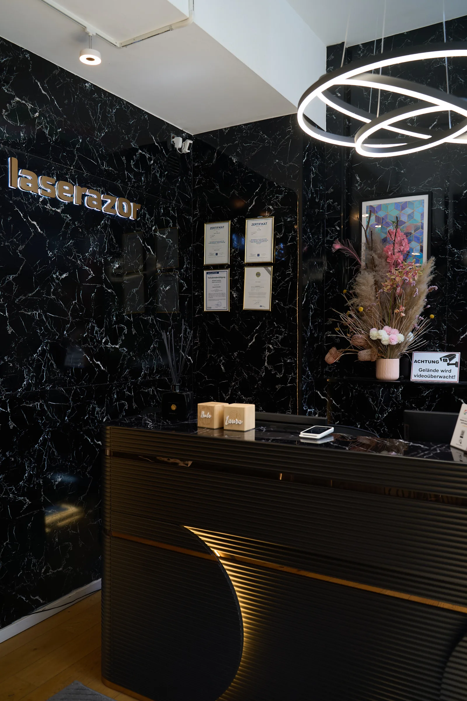 Empfangsbereich aus schwarzem Marmor im Laserazor Studio Berlin Pestalozzistraße