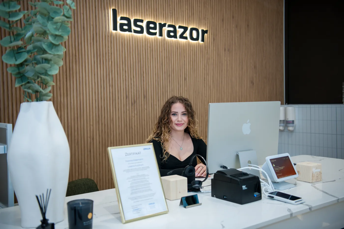 Yvonne am Empfang im Laserazor Studio Augsburg Rathausplatz