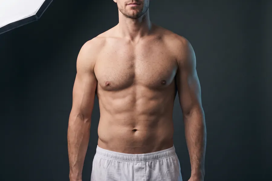 Glatte Brust und Bauch eines Mannes