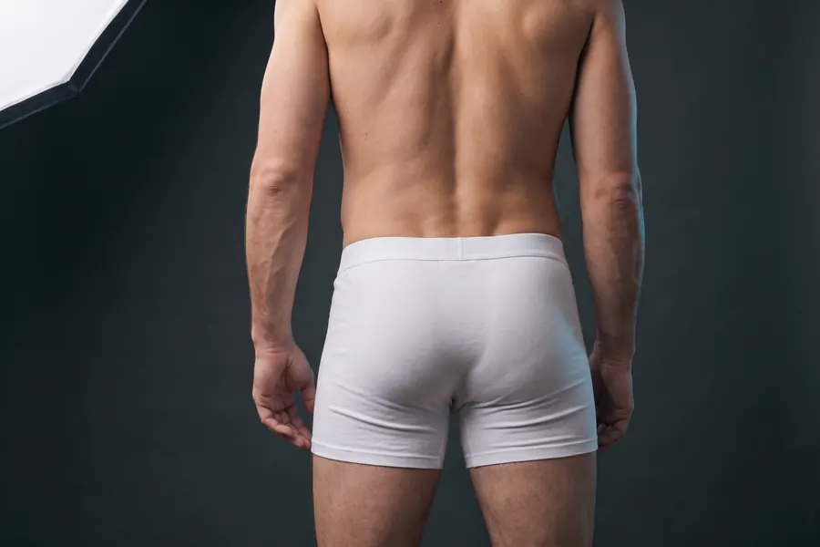 Mann in weißen Boxershorts von hinten