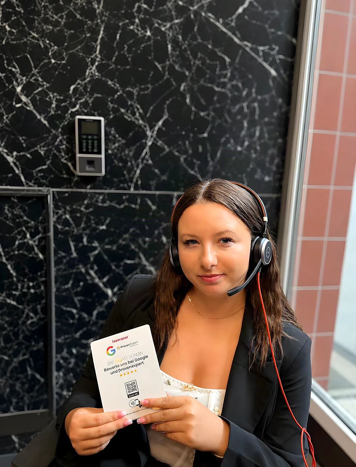 Elina am Empfang, Laserazor