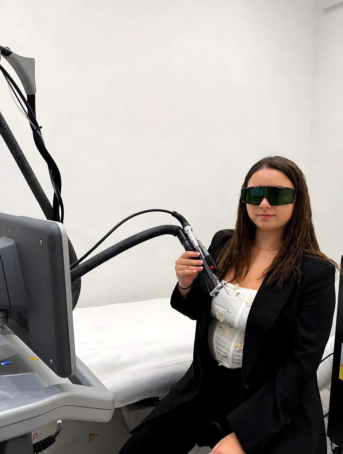 Elina, Laserazor Berlin Pestalozzistraße stüdyosunda bir lazer uygulaması sırasında